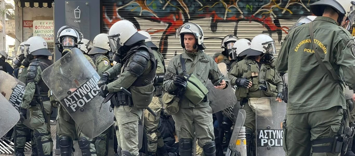 ΕΔΕ για τον αστυνομικό των ΜΑΤ που φαίνεται σε βίντεο να σπάει τζαμαρία στα Εξάρχεια